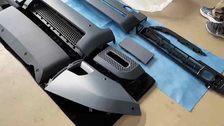 OEM Automotive New Car Grille Cover LR132628 for Land Rover Defender 90 110 2020